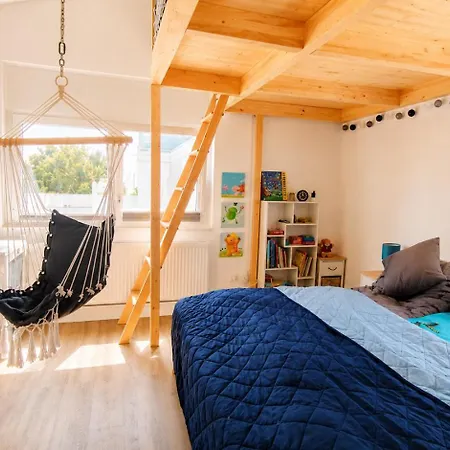 Familienauszeit In Hirschs Dachstueberl Mit 2,4m Breitem Familienbett, Spiel- Und Schlafgalerie Fuer Kinder, Aktivcard, Pool, Sauna Und Panoramaausblick Apartment